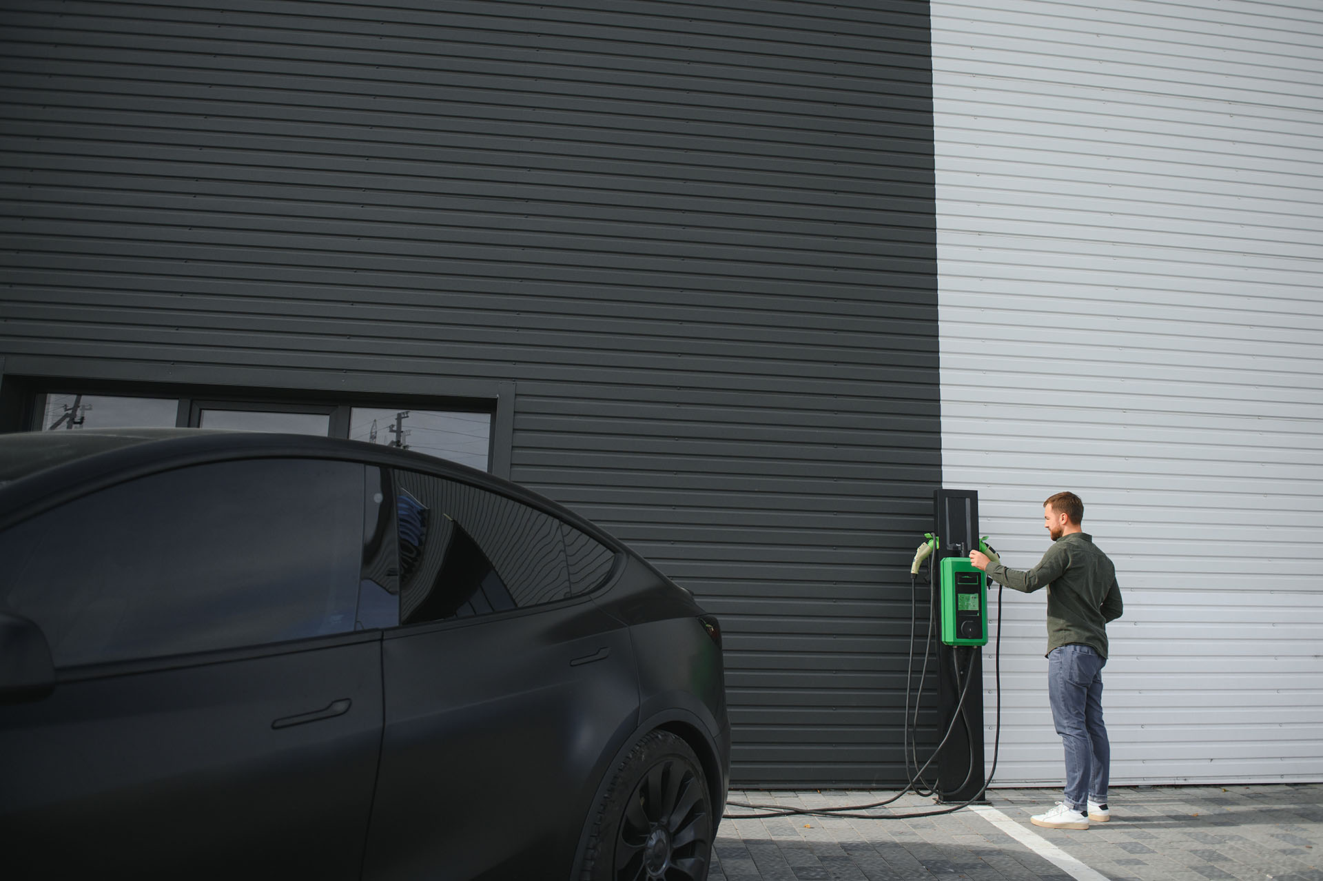 Voiture et borne de recharge électrique à Rennes